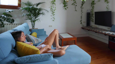 Beautiful amateur receives a juicy creampie